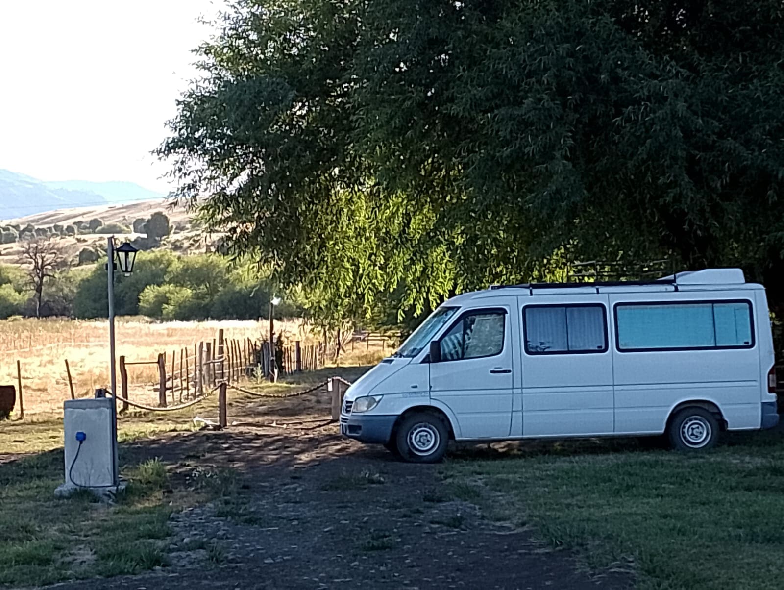 Conexión a tomacorriente y servicios sanitarios