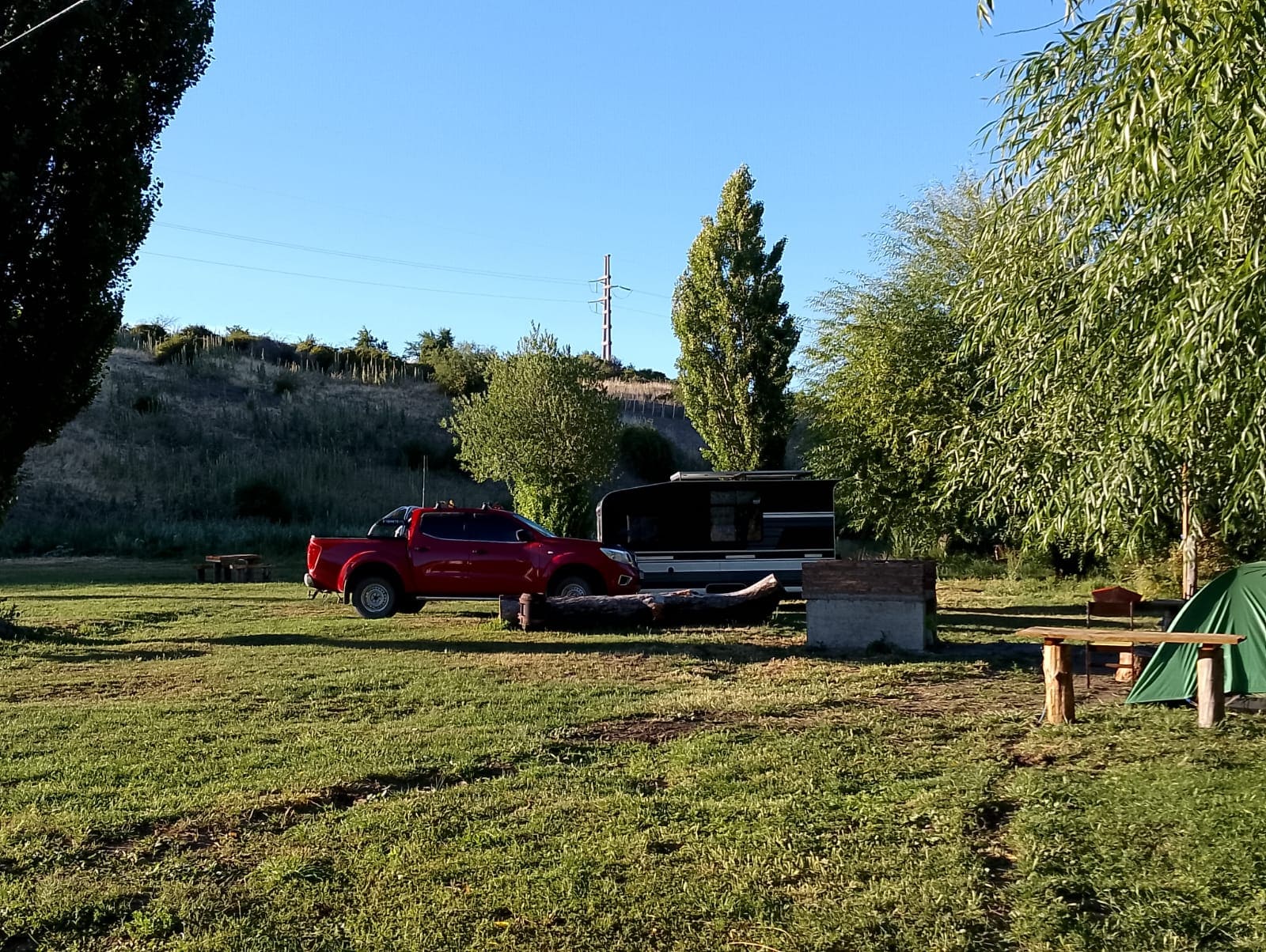 Parcelas iluminadas, mesas, fogón, parrilla y seguridad las 24hs